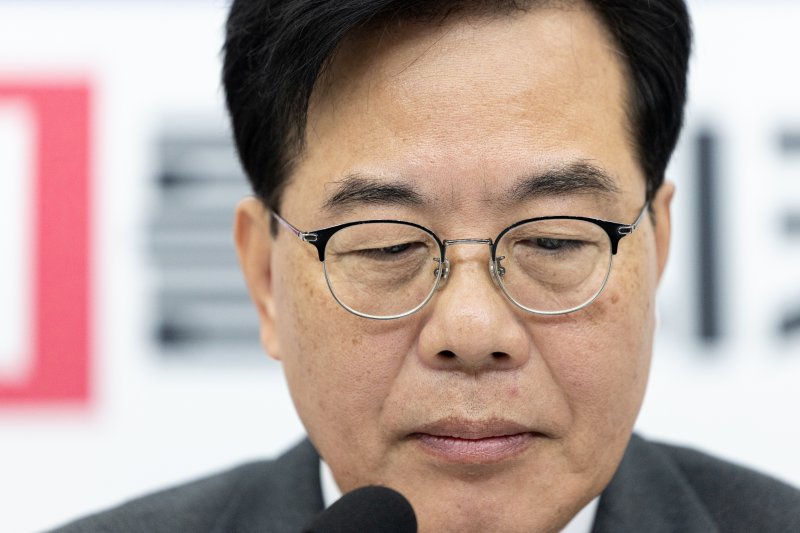 송언석 국민의힘 원내대표가 12일 서울 여의도 국회에서 열린 기자간담회에 참석해 있다. 2025.12.12/뉴스1 ⓒ News1 이승배 기자