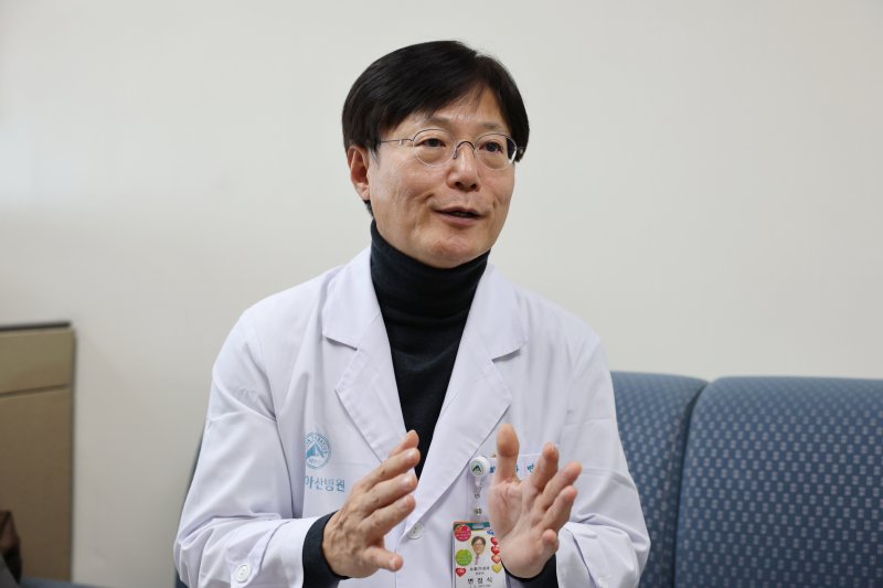 [서울=뉴시스] 변정식 서울아산병원 소화기내과 교수가 AI 대장내시경 시스템에 대해 설명하고 있다. (사진= 서울아산병원 제공)