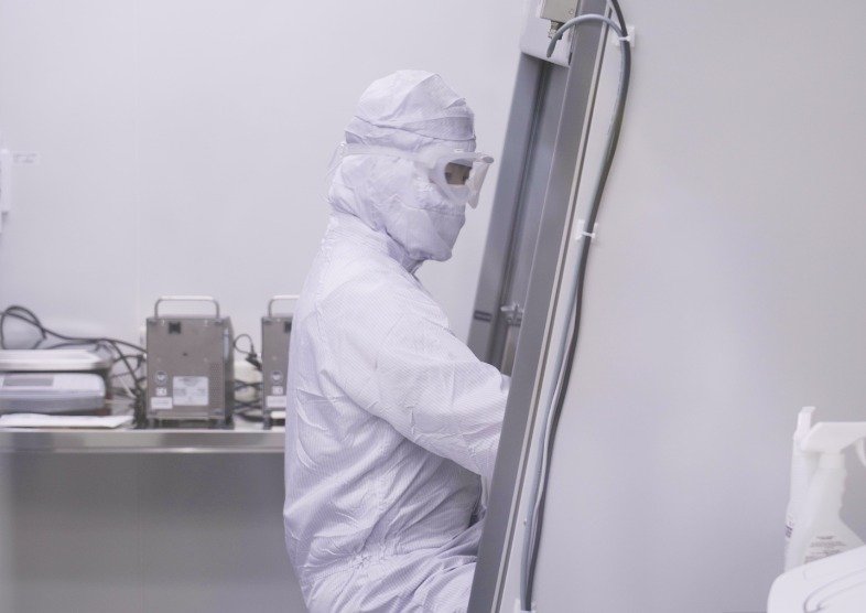 큐로셀 임직원이 차세대 CAR-T 치료제 '안발셀'을 생산하고 있다.(큐로셀 제공)/뉴스1