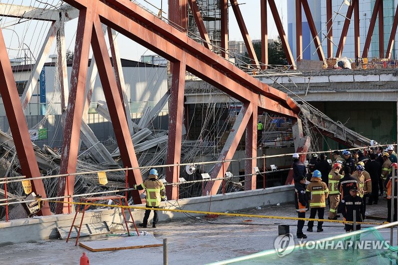 이틀째 이어지는 구조 작업 (출처=연합뉴스)