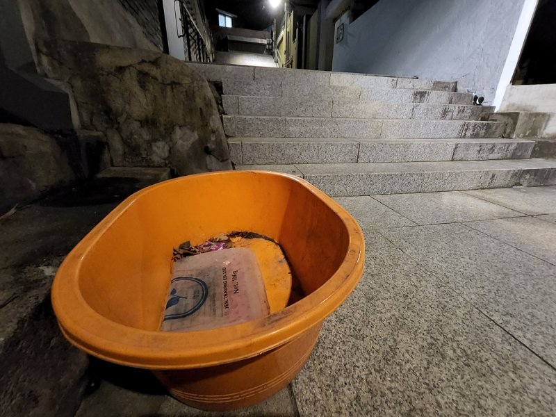 대설 앞두고 비어있는 제설함 (출처=연합뉴스)