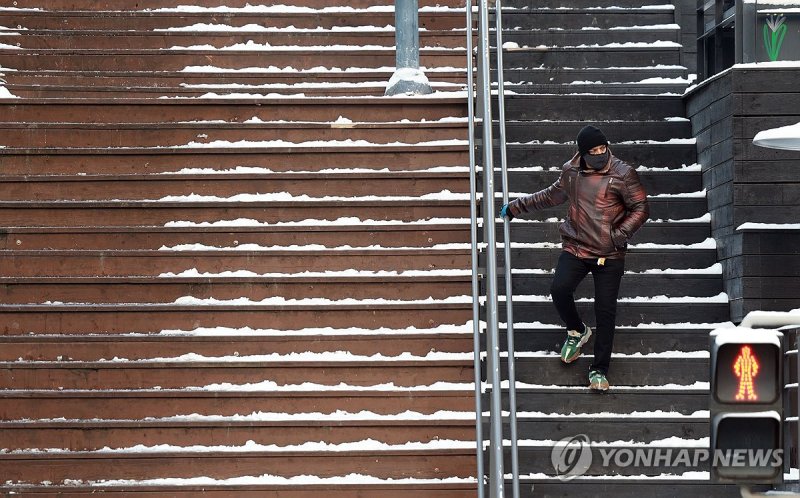 빙판길에 난간 붙잡고 이동 (출처=연합뉴스)