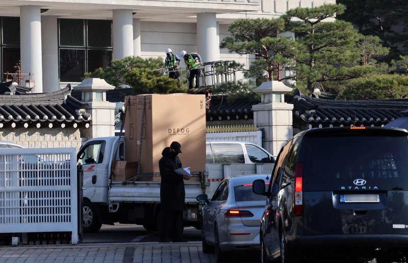 [서울=뉴시스] 이영환 기자 = 용산 대통령 집무실을 청와대로 이전하는 작업이 진행중인 9일 오전 서울 종로구 청와대 시화문으로 공사차량 등이 들어가고 있다. 2025.12.09. 20hwan@newsis.com