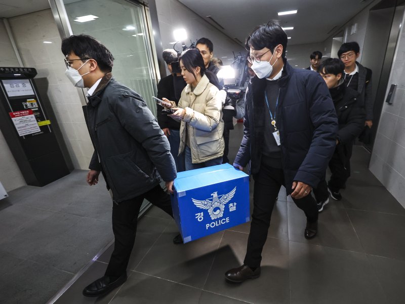 [서울=뉴시스] 최진석 기자 = 경찰이 대규모 개인정보 유출 사태를 빚은 쿠팡을 상대로 강제수사에 나선 9일 오후 서울 송파구 쿠팡 본사 사무실에서 압수수색을 마친 경찰들이 압수품을 옮기고 있다. 2025.12.09. myjs@newsis.com