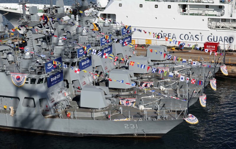 [부산=뉴시스] 하경민 기자 = 신형 고속정(PKMR) Batch-Ⅱ 참수리-231·232·233·235호정(1~4번함) 통합진수식이 8일 부산 영도구 HJ중공업 영도조선소에서 열리고 있다. 230t급, 길이 45m인 신형 고속정은 130㎜ 유도로켓과 12.7㎜ 원격사격통제체계에 대한 통제·발사기능을 전투체계와 통합하고, 항재밍 능력을 포함한 전자전 대응능력도 강화됐다. 이들 고속정은 시운전 기간을 거쳐 내년 8~11월 순차적으로 해군에 인도될 예정이다. 2025.12.08. yulnetphoto@newsis.com