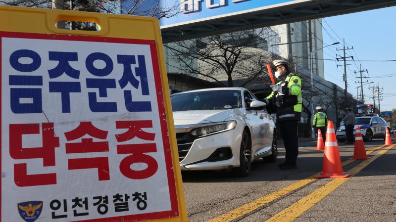 [인천=뉴시스] 전진환 기자 = 11일 오후 인천 중구 월미도 인근 도로에서 중부경찰서 교통안전계 소속 경찰이 연말연시 불시 음주운전 단속을 하고 있다. 2025.12.11. amin2@newsis.com