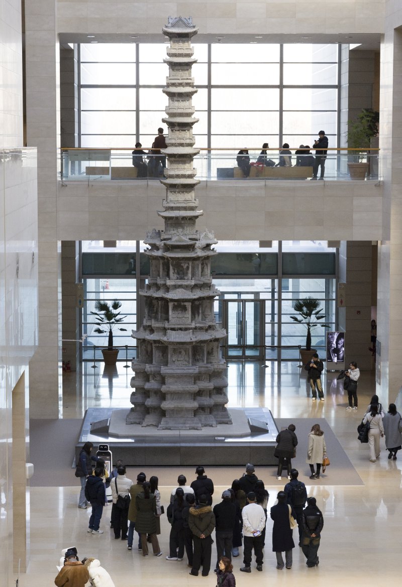 [서울=뉴시스] 김근수 기자 = 국립중앙박물관이 올해 연간 관람객 600만 명을 돌파한 11일 서울 용산구 국립중앙박물관에서 관람객들이 전시장을 둘러보고 있다. 2025.12.11. ks@newsis.com