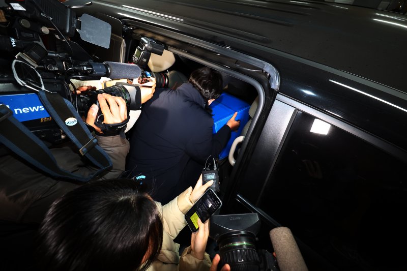 [서울=뉴시스] 박주성 기자 = 쿠팡 개인정보 유출 사고와 관련해 압수수색에 들어간 경찰이 9일 오후 서울 송파구 쿠팡 본사에서 압수수색 물품을 들고 나오고 있다. 2025.12.09. park7691@newsis.com