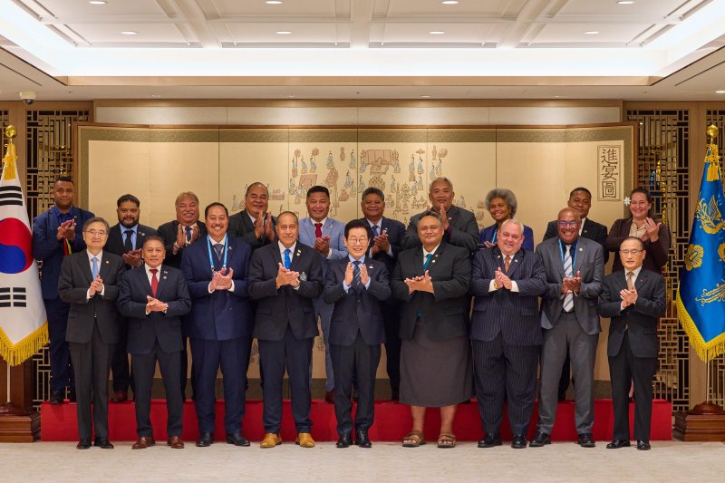 [서울=뉴시스] 이재명 대통령이 10일 용산 대통령실에서 한-태평양도서국 외교장관회의 참석차 방한한 외교장관 일행과 기념촬영하고 있다. (사진=대통령실 제공) 2025.12.10. photo@newsis.com *재판매 및 DB 금지