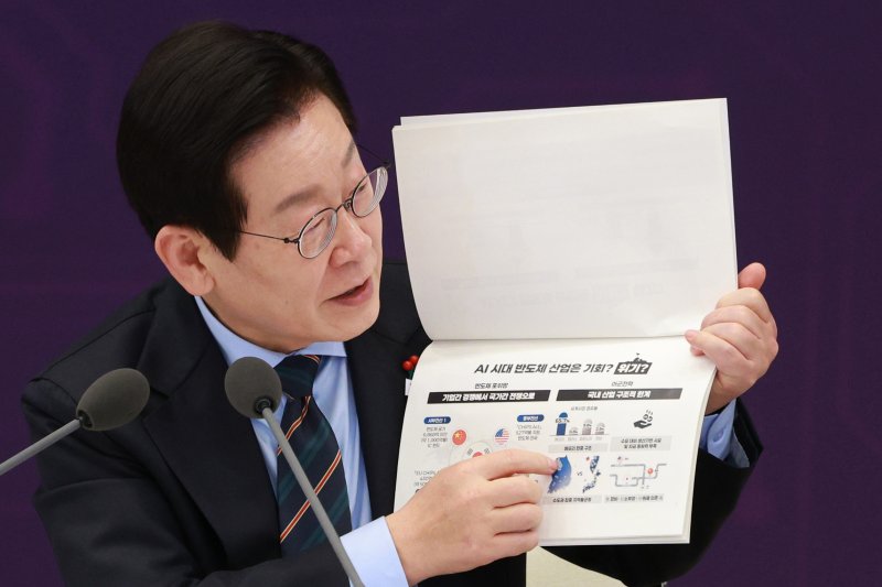 [서울=뉴시스] 고범준 기자 = 이재명 대통령이 10일 서울 용산 대통령실 청사에서 열린 AI 시대의 K-반도체 비전과 육성전략 보고회에서 발언하고 있다. 2025.12.10. bjko@newsis.com