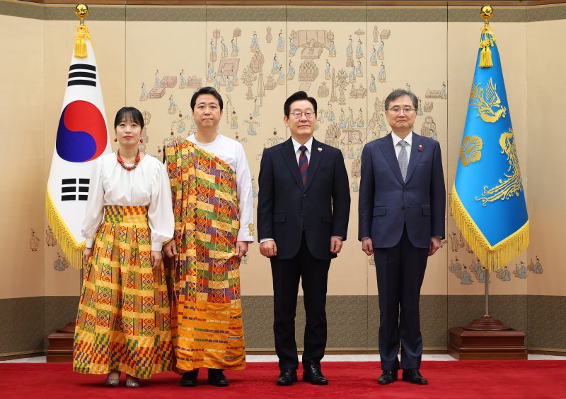 [서울=뉴시스] 고범준 기자 = 이재명 대통령이 11일 서울 용산 대통령실 청사에서 열린 주한대사 신임장 제정식에서 고조 최(왼쪽 두번째) 주한가나 대사로부터 신임장을 받은 뒤 조현 외교부 장관과 기념촬영을 하고 있다. (대통령실통신사진기자단) 2025.12.11. bjko@newsis.com