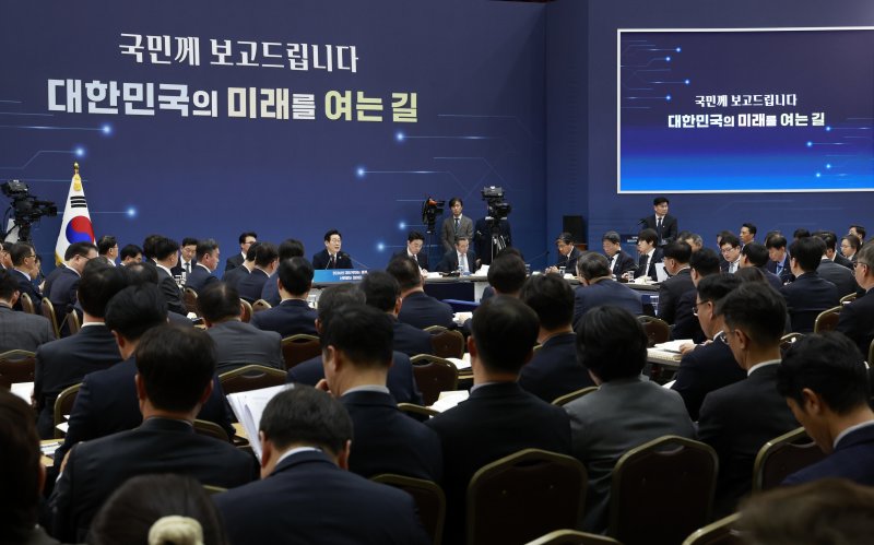 [세종=뉴시스] 최동준 기자 = 이재명 대통령이 11일 세종시 정부세종컨벤션센터에서 열린 '2026년 대도약하는 경제, 신뢰받는 데이터' 기획재정부(국세청·관세청·조달청)-국가데이터처 업무보고에서 발언하고 있다. 2025.12.11. photocdj@newsis.com