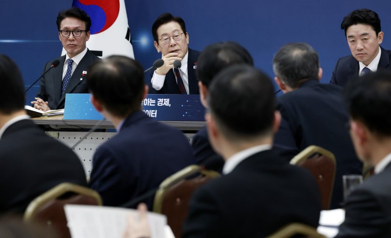 [세종=뉴시스] 최동준 기자 = 이재명 대통령이 11일 세종시 정부세종컨벤션센터에서 열린 '2026년 대도약하는 경제, 신뢰받는 데이터' 기획재정부(국세청·관세청·조달청)-국가데이터처 업무보고에서 발언하고 있다. 2025.12.11. photocdj@newsis.com