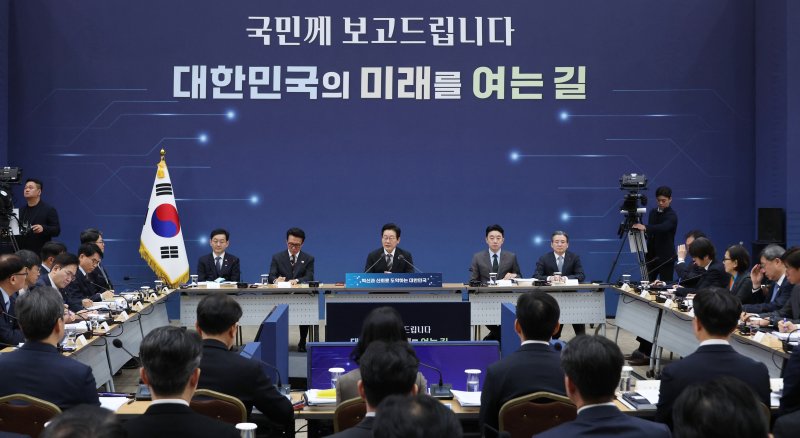 [세종=뉴시스] 최동준 기자 = 이재명 대통령이 12일 세종시 정부세종컨벤션센터에서 열린 과학기술정보통신부·개인정보보호위원회 업무보고에서 발언하고 있다. (대통령실통신사진기자단) 2025.12.12. photocdj@newsis.com