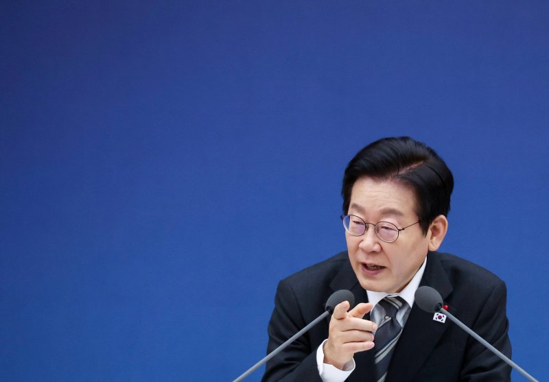 [세종=뉴시스] 최동준 기자 = 이재명 대통령이 12일 세종시 정부세종컨벤션센터에서 열린 과학기술정보통신부·개인정보보호위원회 업무보고에서 발언하고 있다. (대통령실통신사진기자단) 2025.12.12. photocdj@newsis.com