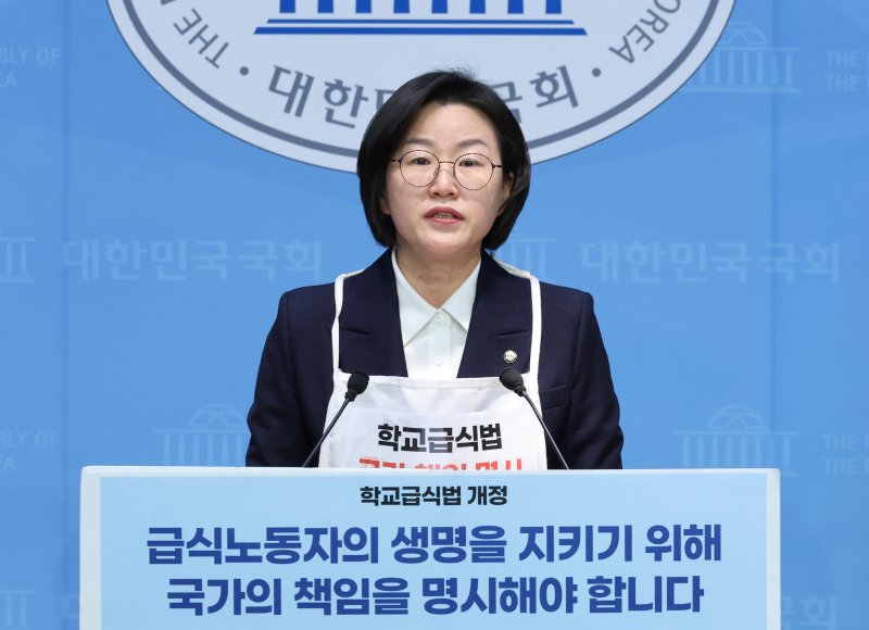 [서울=뉴시스] 김금보 기자 = 정혜경 진보당 의원이 8일 오전 서울 여의도 국회 소통관에서 '학교급식법 개정 논의 관련 국가책임 명시 촉구 기자회견'을 하고 있다. 2025.12.08. kgb@newsis.com