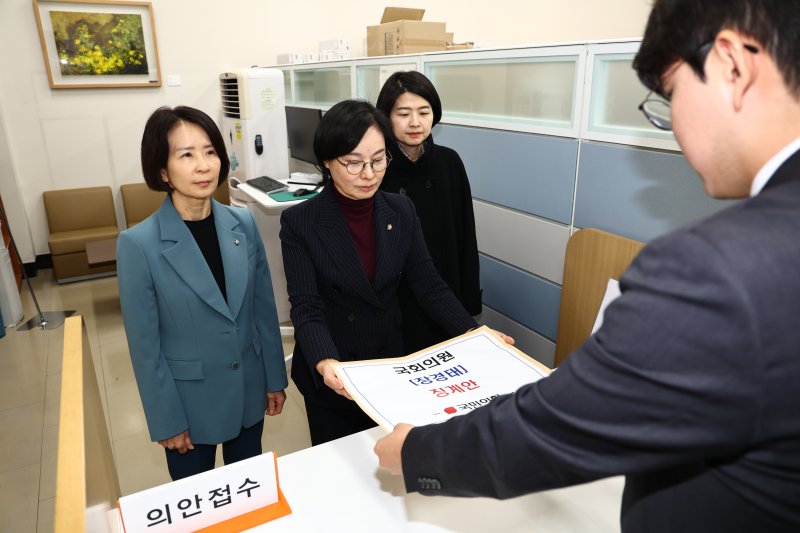 [서울=뉴시스] 김명년 기자 = 서명옥 국민의힘 중앙여성위원장이 8일 오후 서울 여의도 국회 의안과에서 최수진, 한지아 의원과 함께 장경태 의원에 대한 징계안을 제출하고 있다. 2025.12.08. kmn@newsis.com