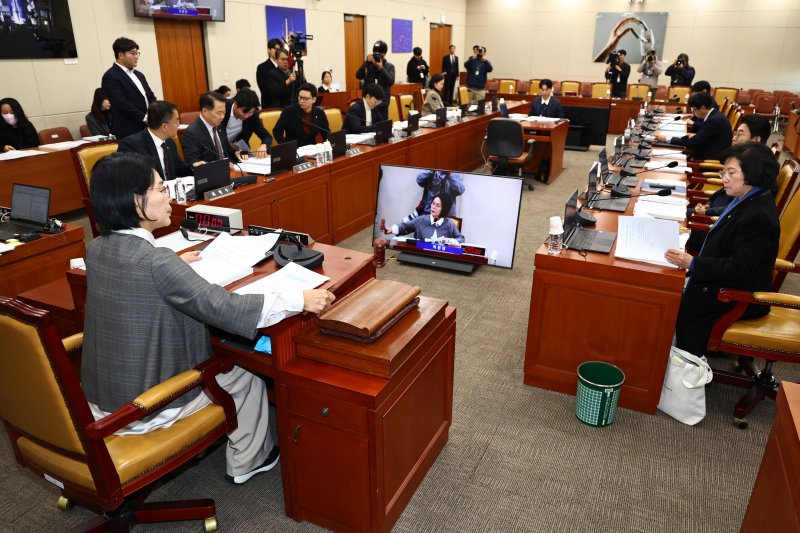 [서울=뉴시스] 김명년 기자 = 9일 오전 서울 여의도 국회에서 열린 과학기술정보방송통신위원회 전체회의에서 최민희 위원장의 의사봉을 두드리고 있다. 2025.12.09. kmn@newsis.com