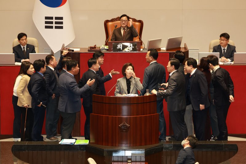 [서울=뉴시스] 고승민 기자 = 나경원 국민의힘 의원이 9일 서울 여의도 국회에서 열린 제429회국회(정기회) 제16차 본회의에서 가맹사업거래의 공정화에 관한 법률 일부개정법률안에 대한 필리버스터를 하던 중 의제와는 관련없는 발언을 이어가자 여야 의원들이 나와 언쟁을 벌이고 있다. 2025.12.09. kkssmm99@newsis.com