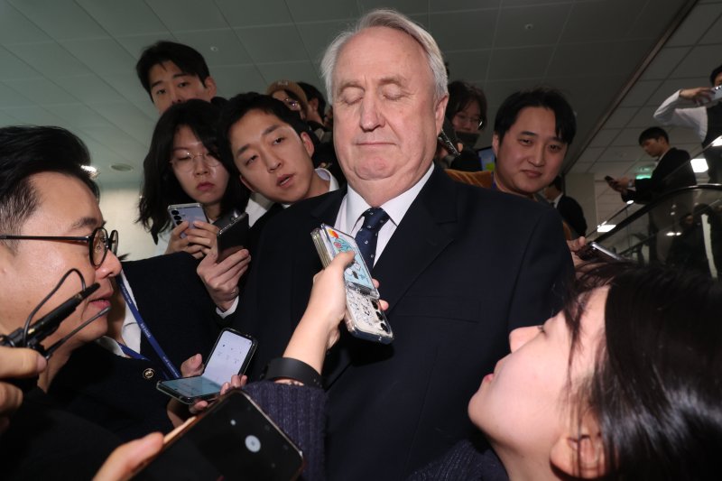 [서울=뉴시스] 조성봉 기자= 인요한 국민의힘 의원이 10일 오전 서울 여의도 국회 소통관에서 의원직 사퇴 기자회견을 마치고 취재진의 질문세례에 두 눈을 감고 있다.2025.12.10. suncho21@newsis.com