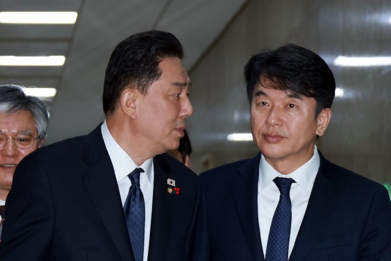 [서울=뉴시스] 고승민 기자 = 더불어민주당 김병기 원내대표와 문진석 원내수석이 10일 서울 여의도 국회에서 국민의힘 원내지도부와의 회동을 위해 운영위원장실로 향하고 있다. 2025.12.10. kkssmm99@newsis.com