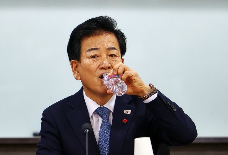 [서울=뉴시스] 김명년 기자 = 정동영 통일부 장관이 10일 서울 여의도 국회 의원회관에서 열린 'AI G3 강국 신기술 전략 조찬 포럼'에서 물을 마시고 있다. 2025.12.10. kmn@newsis.com