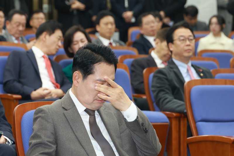 [서울=뉴시스] 고승민 기자 = 장동혁 국민의힘 대표가 11일 서울 여의도 국회에서 열린 의원총회에서 생각에 잠겨 있다. 2025.12.11. kkssmm99@newsis.com