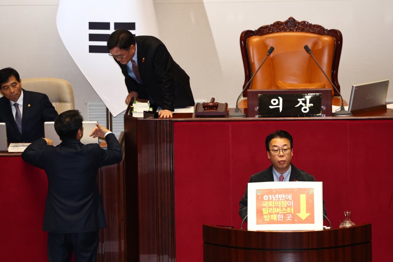 [서울=뉴시스] 김명년 기자 = 우원식 국회의장과 문진석 더불어민주당 원내운영수석부대표가 11일 오후 서울 여의도 국회 본회의에서 진행된 곽규택 국민의힘 의원의 필리버스터(무제한토론) 도중 대화를 나누고 있다. 곽 의원은 지난번 나경원 의원 필리버스터 중단 사태에 대해 항의하는 내용이 적힌 손피켓을 들고 토론에 나섰다. 2025.12.11. kmn@newsis.com