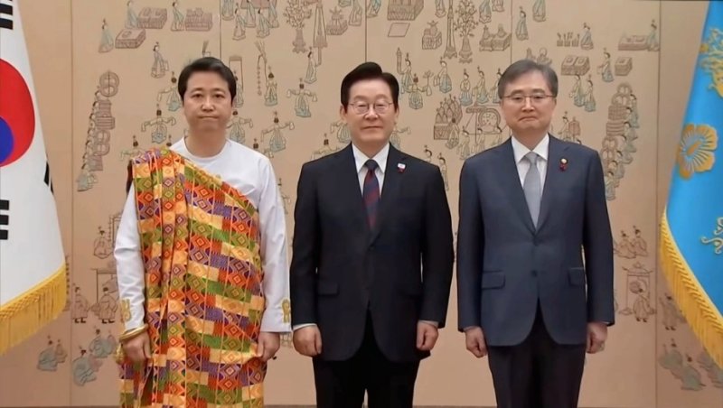 신임장 제출 뒤 이재명(가운데) 대통령과 기념촬영하는 최고조(왼쪽) 주한 가나대사 (출처=연합뉴스)