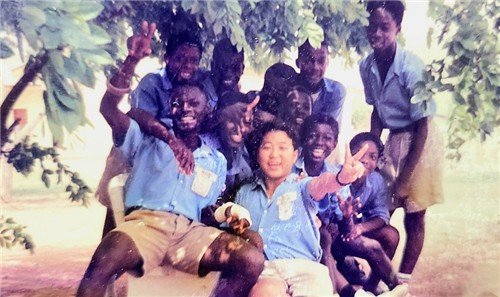 가나 중학교에서 친구들과 함께 어울리는 중학생 시절 최고조 (출처=연합뉴스)