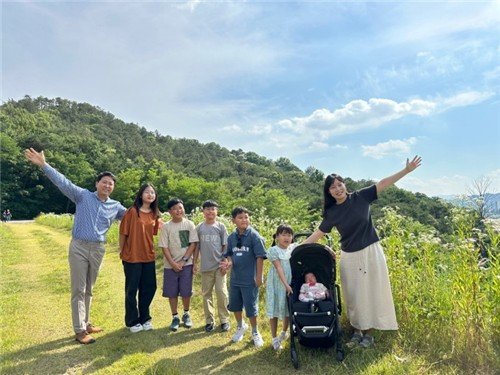 최고조(제일 왼쪽) 주한 가나대사 부부와 6자녀 (출처=연합뉴스)