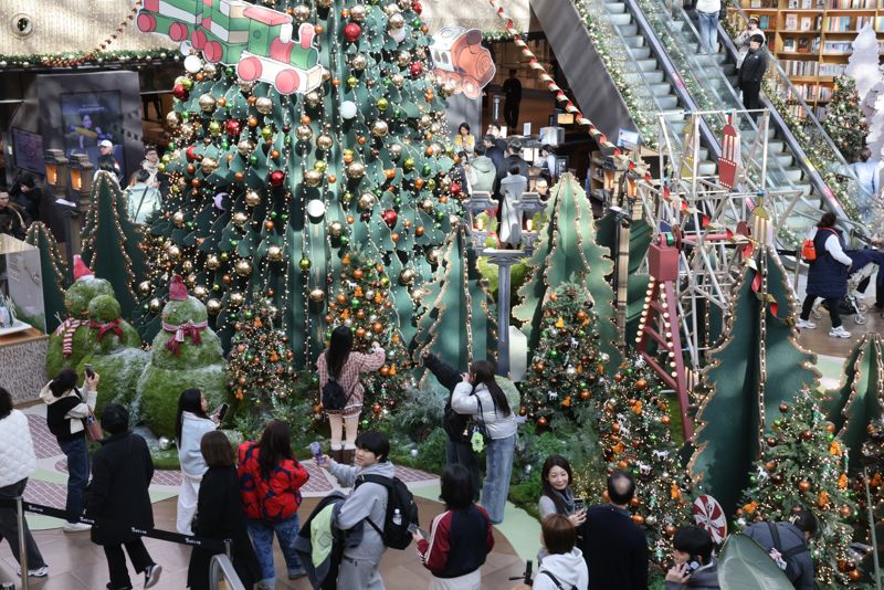 연말을 맞아 크리스마스 분위기를 만끽할 수 있는 명소에 관광객들의 발길이 이어지고 있다. 주말 서울 강남구 코엑스 별마당도서관에서 시민들이 초대형 크리스마스트리를 즐기고 있다. 사진=박범준 기자