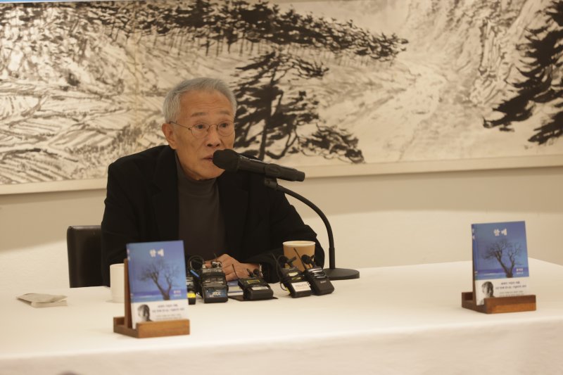 [서울=뉴시스]소설가 황석영(82)이 9일 서울 중구 달개비에서 열린 장편소설 '할매' 출간 기념 기자간담회에서 발언하고 있다. (사진=창비 제공)