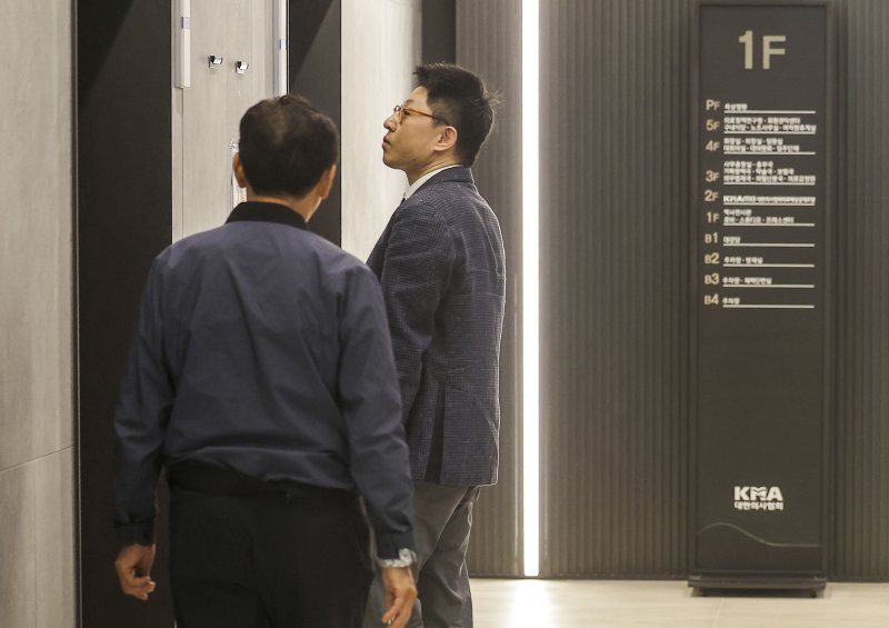 [서울=뉴시스] 정병혁 기자 = 20일 서울 용산구 대한의사협회에서 공정거래위원회 관계자가 '집단휴진 강요혐의'와 관련 현장조사를 위해 의협 사무실로 들어가고 있다. 2024.06.20. jhope@newsis.com