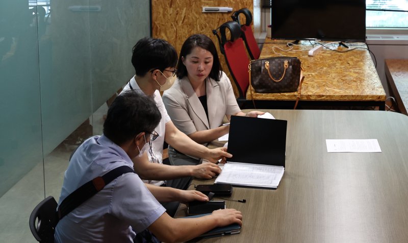 [서울=뉴시스] 김금보 기자 = 공정거래위원회 직원들이 25일 오후 서울 강남구 위메프 별관에서 정산·환불금미지급 사태 관련 현장조사를 하고 있다. 2024.07.25. kgb@newsis.com