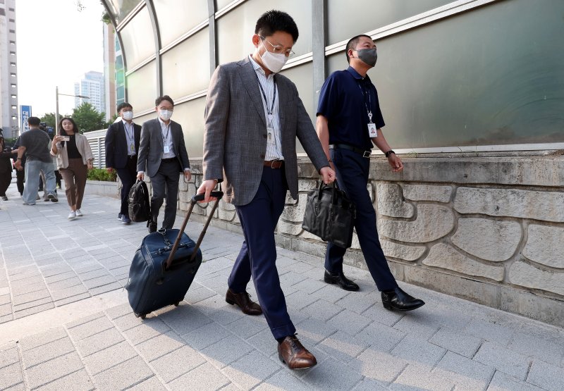 [서울=뉴시스] 추상철 기자 = 19일 오후 서울 용산구 대한의사협회에서 공정거래위원회 관계자가 '집단휴진 강요혐의'와 관련 현장조사를 마친 후 의협 사무실을 빠져 나가고 있다. 2024.06.19. scchoo@newsis.com