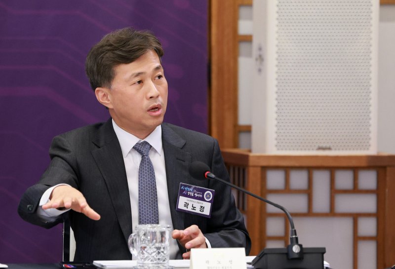 [서울=뉴시스] 고범준 기자 = 곽노정 SK하이닉스 대표이사가 10일 서울 용산 대통령실 청사에서 열린 AI 시대의 K-반도체 비전과 육성전략 보고회에서 발언하고 있다. 2025.12.10. bjko@newsis.com