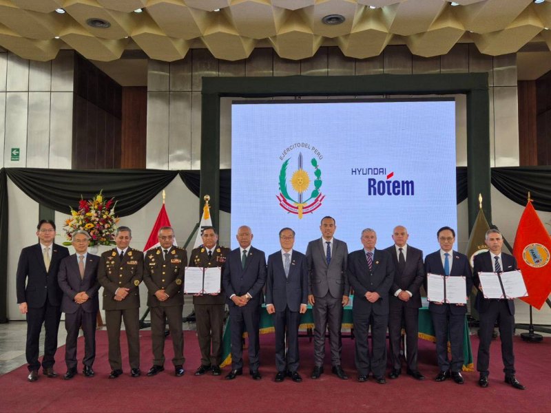 [서울=뉴시스] 지난 9일(현지 시간) 페루 리마에서 열린 K2 전차 및 K808 차륜형장갑차 공급 총괄합의 체결식에서 참석자들이 기념촬영을 하고 있다. (사진=현대로템 제공). 2025.12.10. photo@newsis.com *재판매 및 DB 금지