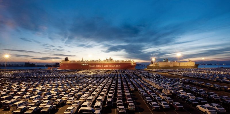 [서울=뉴시스] 평택항에서 선적을 기다리는 기아의 수출용 차량들. (사진=기아 80년 사사) 2025.12.13. photo@newsis.com *재판매 및 DB 금지