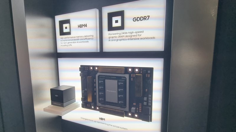 [경주=뉴시스]이지용 기자 = 삼성전자가 28일 경주엑스포대공원에 조성된 'K-테크 쇼케이스'에서 HBM4 제품을 전시했다. leejy5223@newsis.com