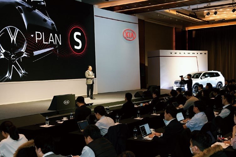 [서울=뉴시스] 2020년 1월 14일 CEO 인베스터데이에서 기아의 중장기 미래전략 '플랜 S(Plan S)'를 발표하는 박한우 기아 사장. (사진=기아 80주년 사사 갈무리) 2025.12.13 photo@newsis.com *재판매 및 DB 금지