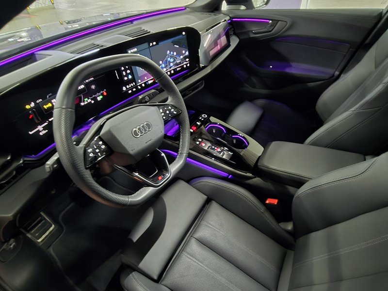 아우디 중형 세단 '더 뉴 아우디 A5' 기본 트림 'A5 40 TFSI 콰트로'(S라인 블랙 에디션)의 1열 내부 모습. 2025.12.10/뉴스1 김성식 기자