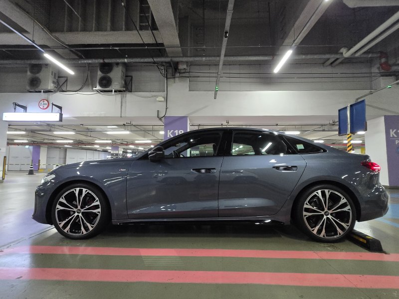 아우디 중형 세단 '더 뉴 아우디 A5' 기본 트림 'A5 40 TFSI 콰트로'(S라인 블랙 에디션)의 측면 모습. 2025.12.10/뉴스1 김성식 기자