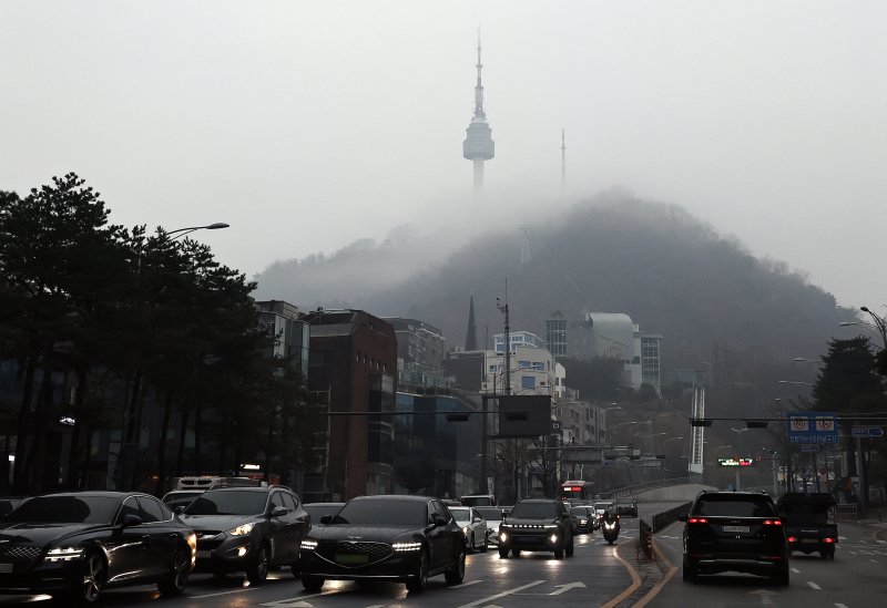 전국 대부분의 지역에 비나 눈이 내린 11일 오전 서울 남산에 비구름이 걸려 있다. 2025.12.11/뉴스1 ⓒ News1 구윤성 기자