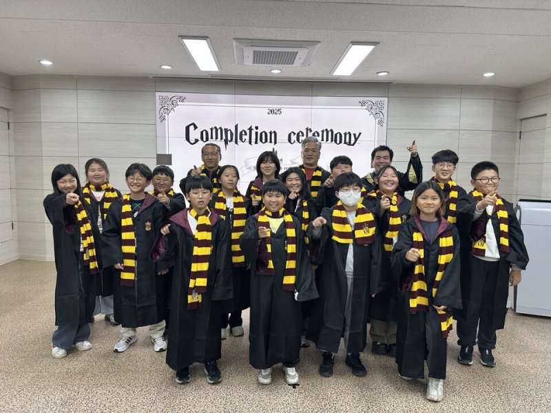 '장흥영재교육원 수료식'에서 지도교사와 학생들이 기념사진을 찍고 있다. (전남도교육청 제공, 재판매 및 DB 금지)/뉴스1