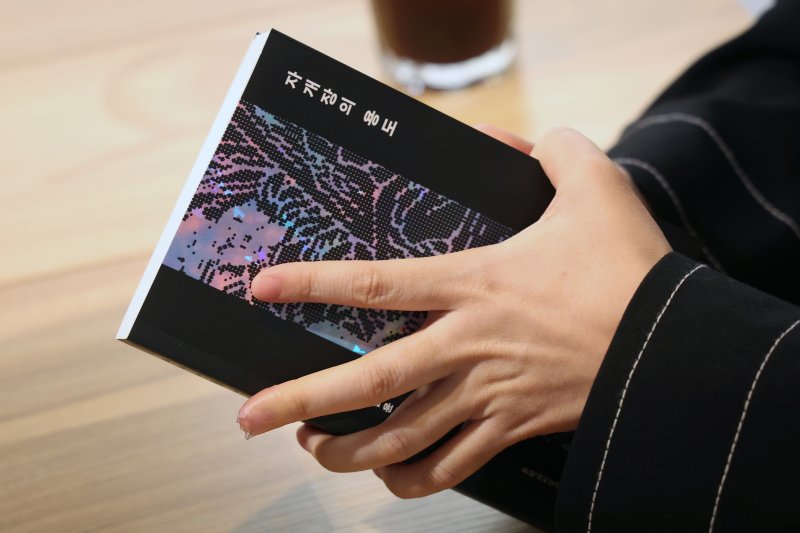 [서울=뉴시스] 박진희 기자 = 함윤이 작가가 4일 서울 마포구 문학과지성사에서 인터뷰 하고 있다. 최근 함 작가는 단편 소설집 '자개장의 용도'를 출간했다. 2025.12.05. pak7130@newsis.com