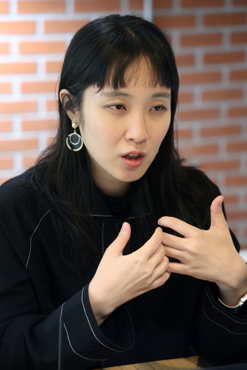 [서울=뉴시스] 박진희 기자 = 함윤이 작가가 4일 서울 마포구 문학과지성사에서 인터뷰 하고 있다. 최근 함 작가는 단편 소설집 '자개장의 용도'를 출간했다. 2025.12.05. pak7130@newsis.com