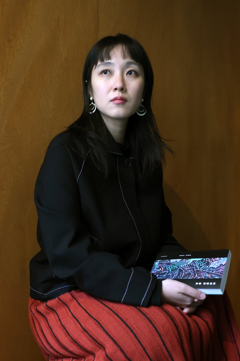 [서울=뉴시스] 박진희 기자 = 함윤이 작가가 4일 서울 마포구 문학과지성사에서 인터뷰 하고 있다. 최근 함 작가는 단편 소설집 '자개장의 용도'를 출간했다. 2025.12.05. pak7130@newsis.com