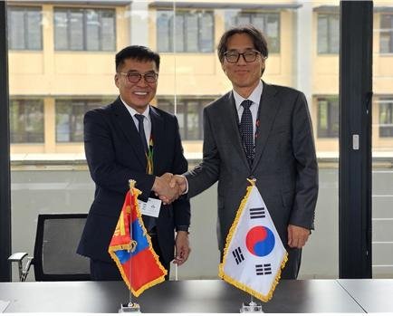 [세종=뉴시스]기후에너지환경부는 케냐 나이로비에서 개최된 제7차 유엔환경총회가 폐막했다. 몽골 환경기후변화부 바트바타르 바트 장관 양자면담의 모습.(사진=기후부 제공)