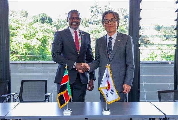 [세종=뉴시스][세종=뉴시스]기후에너지환경부는 케냐 나이로비에서 개최된 제7차 유엔환경총회가 폐막했다. 케냐 환경·기후변화·산림부 페스투스 응에노 수석비서관 양자면담.(사진=기후부 제공)